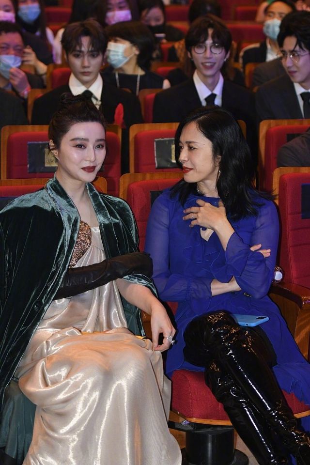 范冰冰|范冰冰姚晨同框热聊，肤色差了一个度，范冰冰的脸也垮了