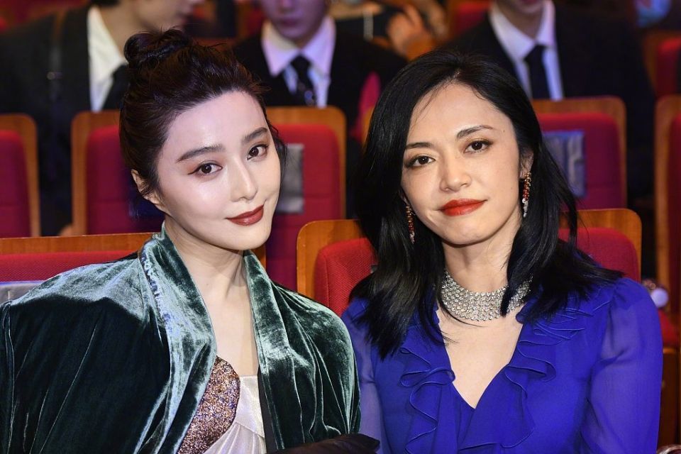 范冰冰|范冰冰姚晨同框热聊，肤色差了一个度，范冰冰的脸也垮了