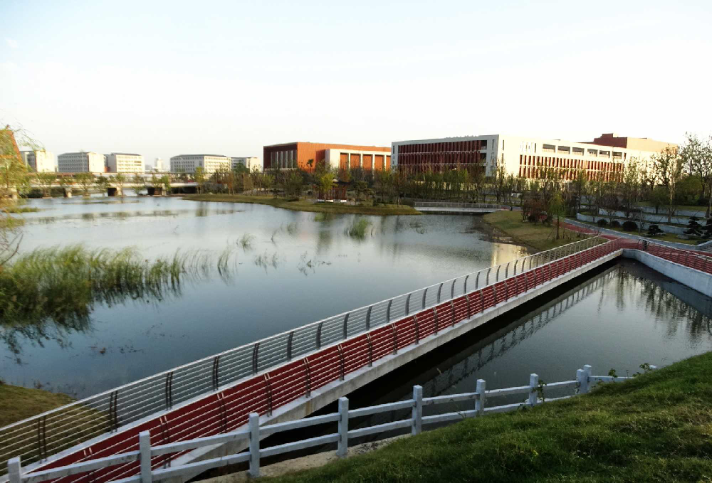 经过一年多的紧张建设,我市重大民生城建工程之一的西区新城高级中学