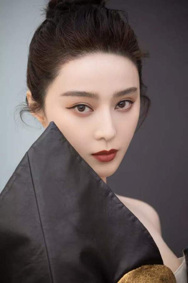 范冰冰|范冰冰出席电影盛典，气质完胜姚晨，妆容犹如画中人