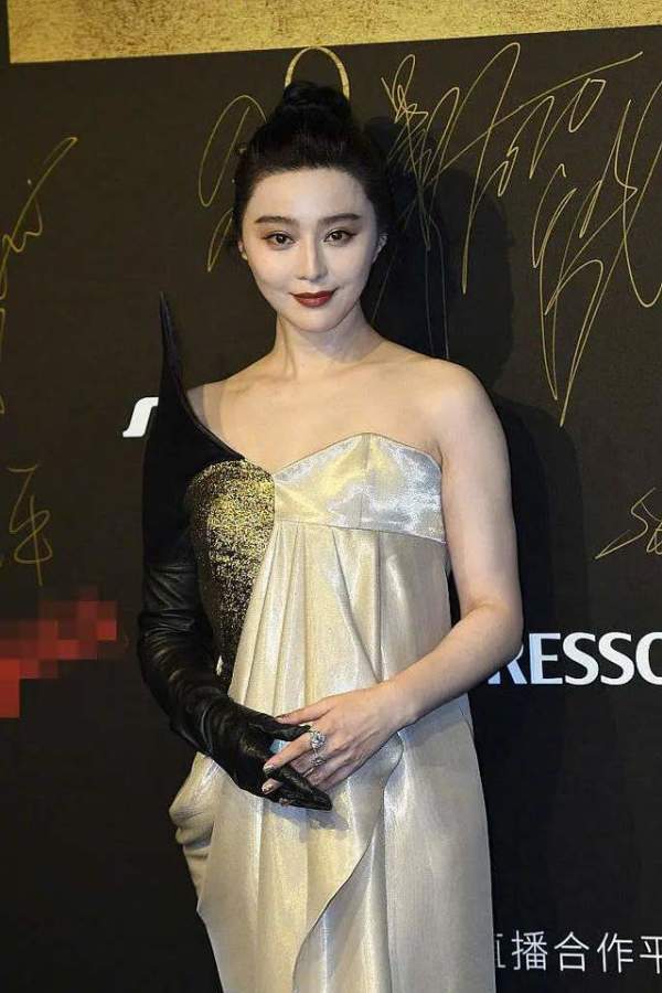 范冰冰|范冰冰出席电影盛典，气质完胜姚晨，妆容犹如画中人