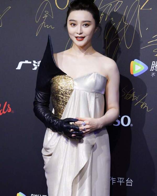 范冰冰|范冰冰出席电影盛典，气质完胜姚晨，妆容犹如画中人