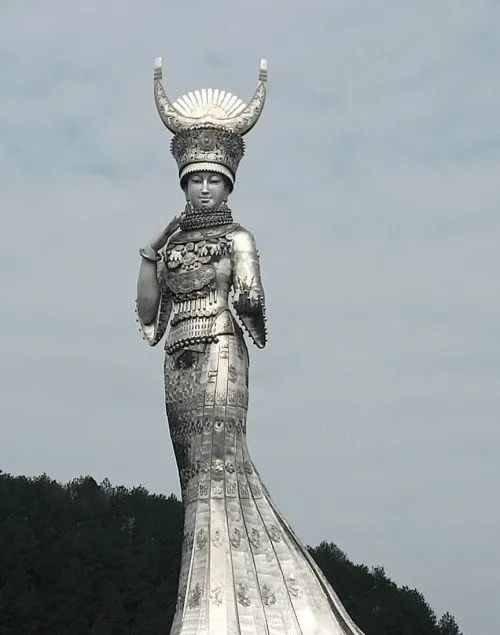 贵州毕节百里杜鹃景区正在施工"奢香夫人"巨大雕像!