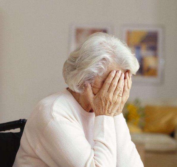 单亲妈妈不会换尿布,婆婆训斥她,无意间往床下一看,婆婆哭了