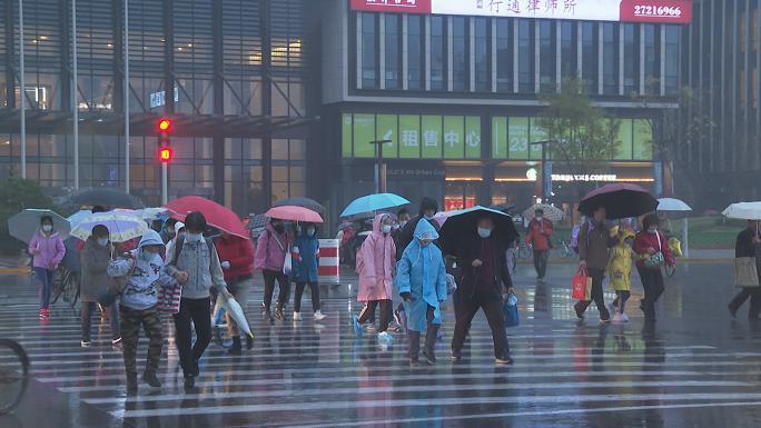 天津普降小雨气温走低给市民出行带来不便
