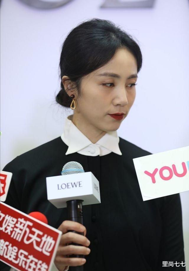 黄磊老婆罕见复出捞金,43岁孙莉妆容精致未见老,穿长裙身段玲珑