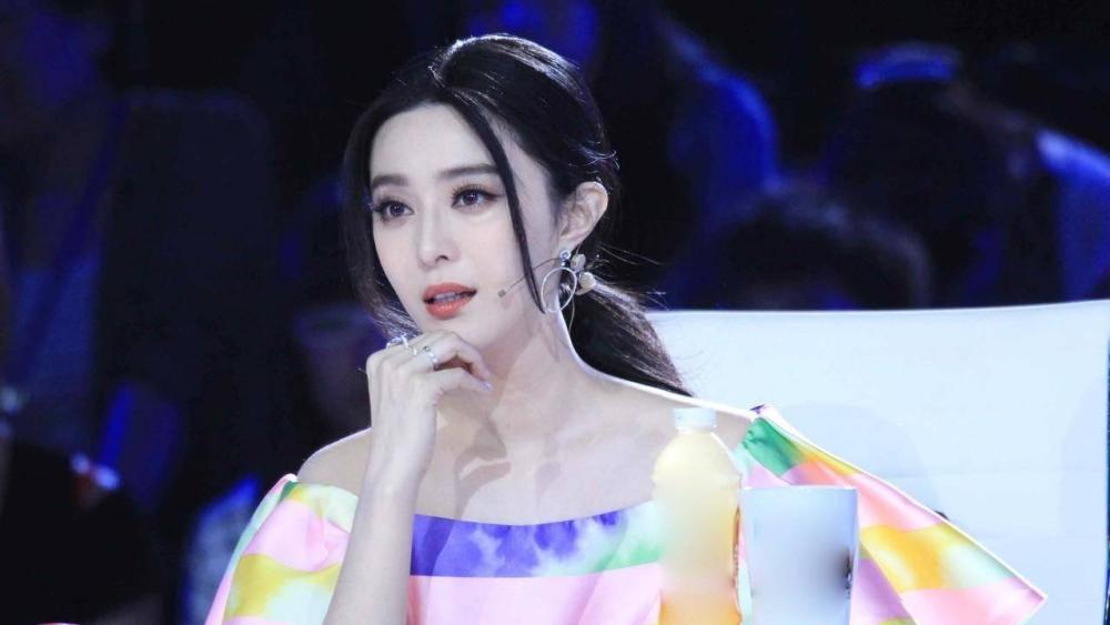 范冰冰|范冰冰参加活动穿礼服“虎背熊腰”，一脸疲惫，被嘲像“大妈”