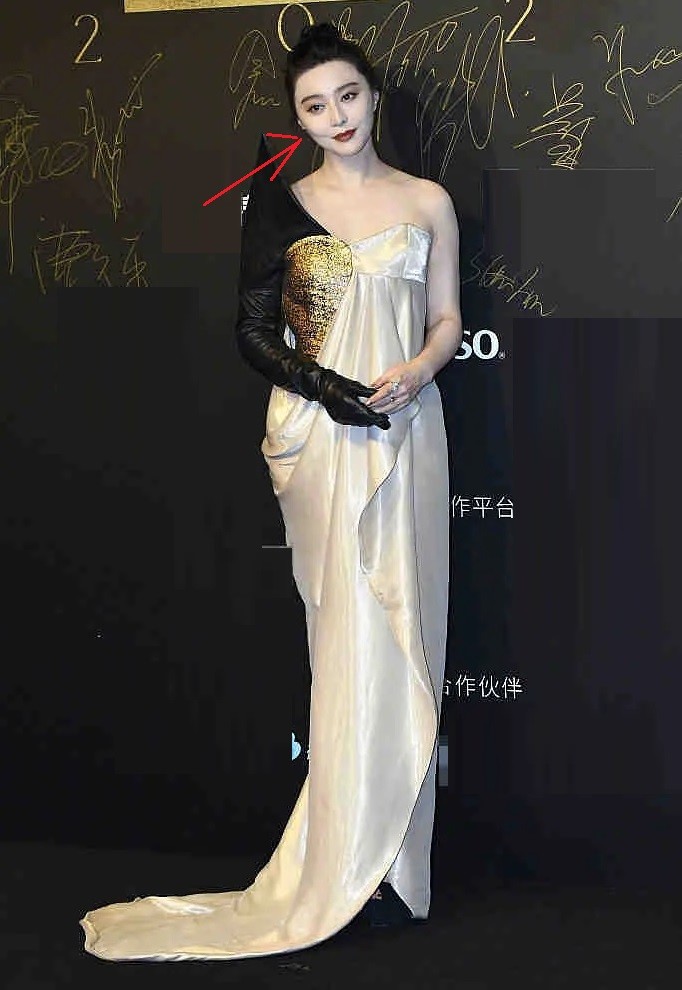 范冰冰|范冰冰参加活动穿礼服“虎背熊腰”，一脸疲惫，被嘲像“大妈”