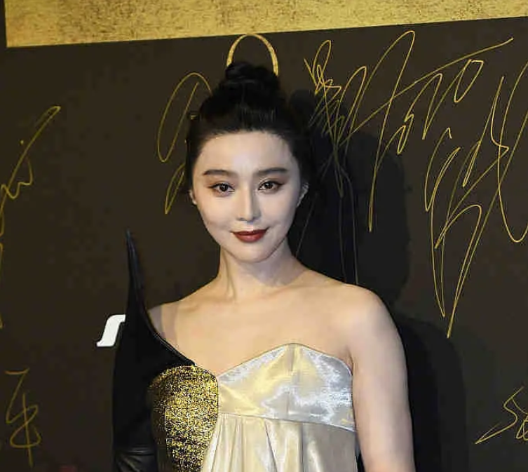 范冰冰|范冰冰参加活动穿礼服“虎背熊腰”，一脸疲惫，被嘲像“大妈”