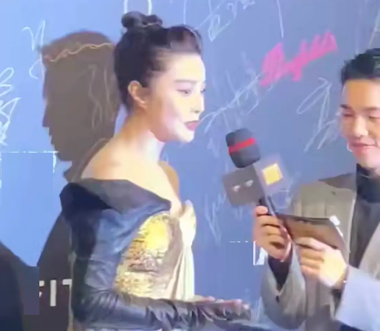 范冰冰|范冰冰参加活动穿礼服“虎背熊腰”，一脸疲惫，被嘲像“大妈”