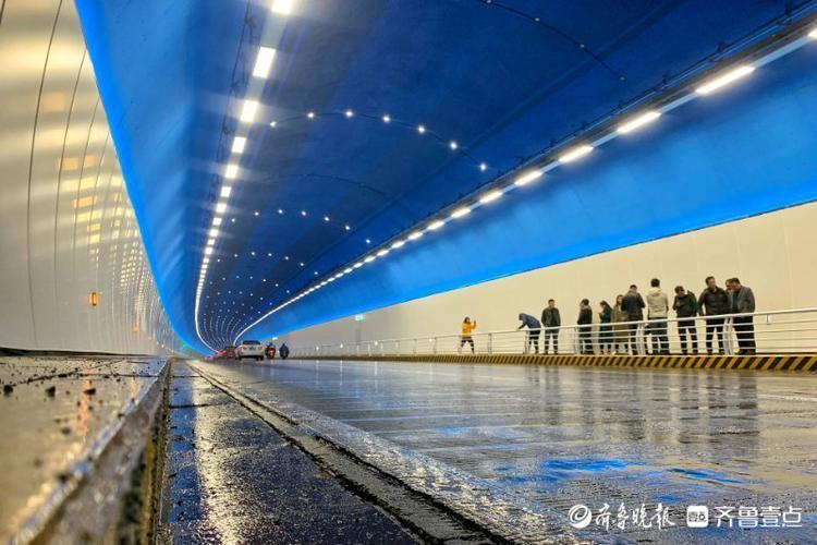 济南转山隧道改造完成洞内泉水蓝配点光源宛若星空