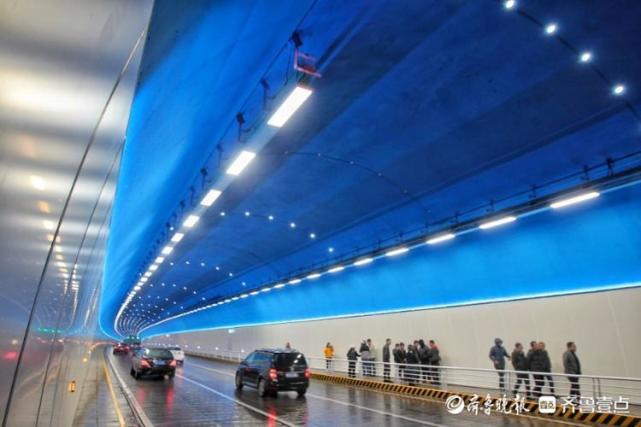 济南转山隧道改造完成洞内泉水蓝配点光源宛若星空