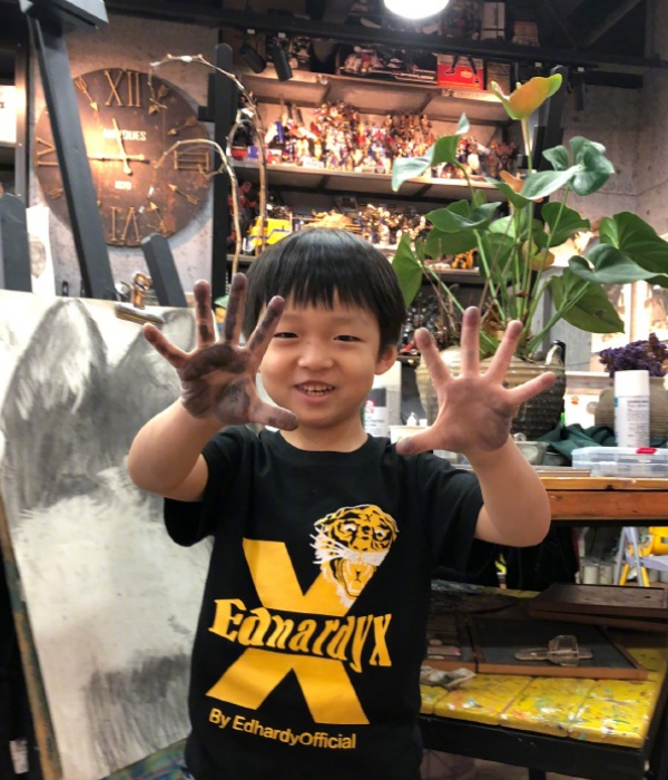 很多网友都表示邹市明和冉莹颖的三个儿子当中邹明皓