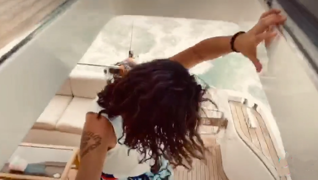 孙兴|57岁孙兴豪华游艇上打碟，大胆站甲板边缘摇摆，造型狂野毫无顾忌