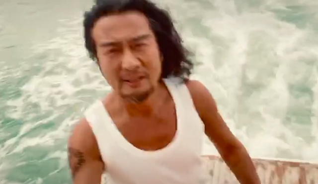 孙兴|57岁孙兴豪华游艇上打碟，大胆站甲板边缘摇摆，造型狂野毫无顾忌