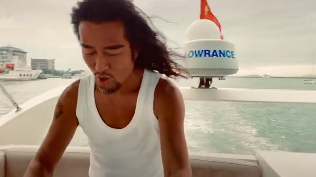 孙兴|57岁孙兴豪华游艇上打碟，大胆站甲板边缘摇摆，造型狂野毫无顾忌