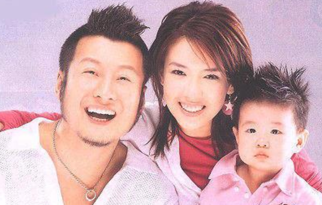 孙兴|57岁孙兴豪华游艇上打碟，大胆站甲板边缘摇摆，造型狂野毫无顾忌