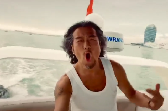 孙兴|57岁孙兴豪华游艇上打碟，大胆站甲板边缘摇摆，造型狂野毫无顾忌