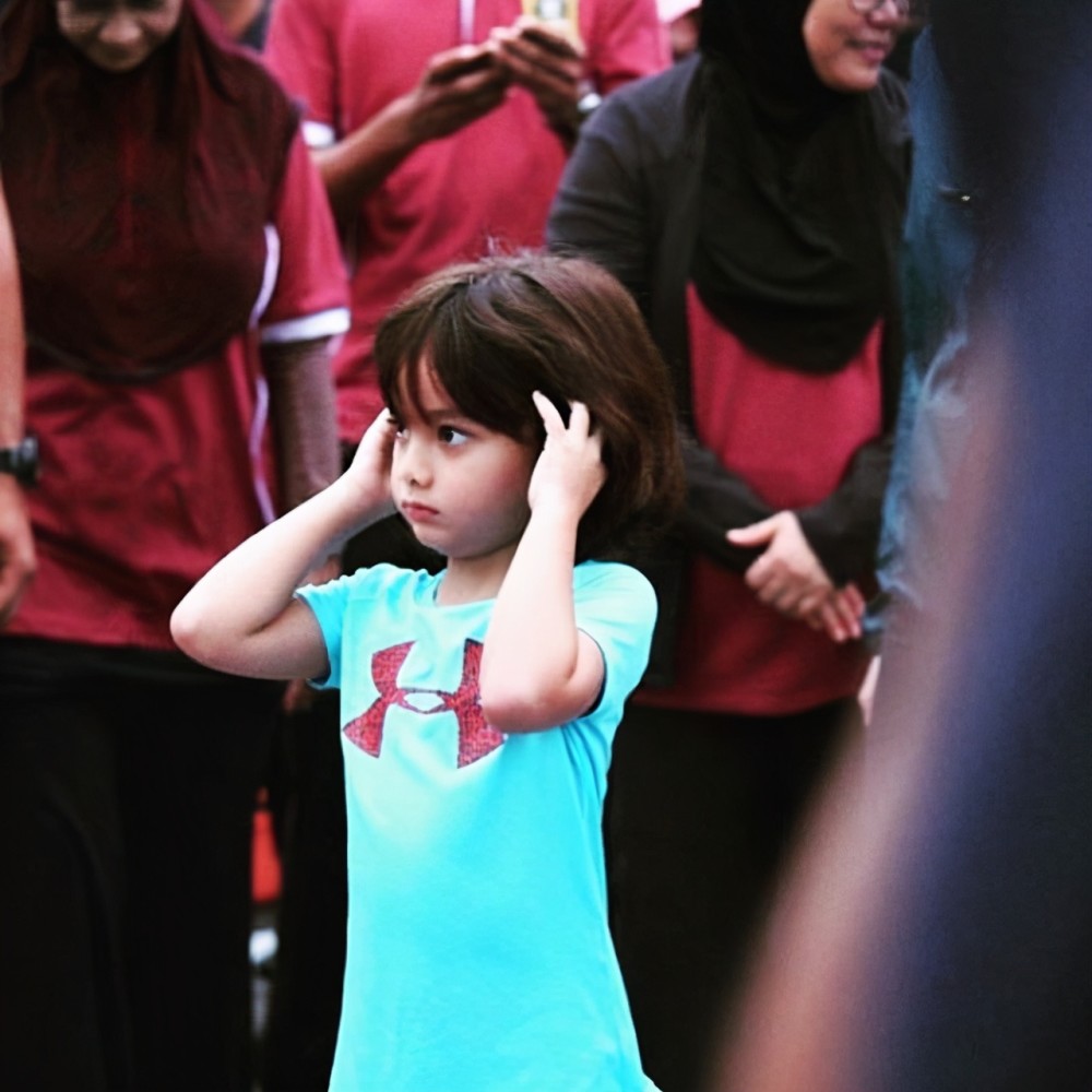 9岁公主可爱臭脸萌翻全球奶凶高冷连英国王子都不睬