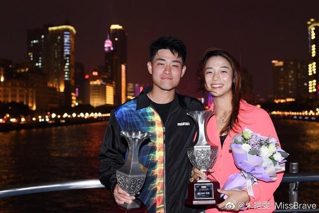 <b>甜蜜！中国网球天才少年夺冠后晒照秀恩爱，女友捧着奖杯笑容满面</b>