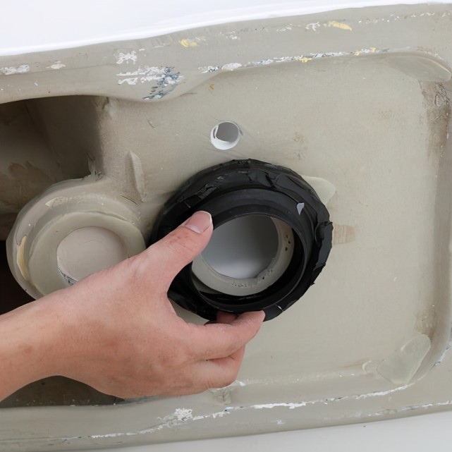 我们只需要把马桶抬起来,更换一个新的法兰圈,就能解决问题.