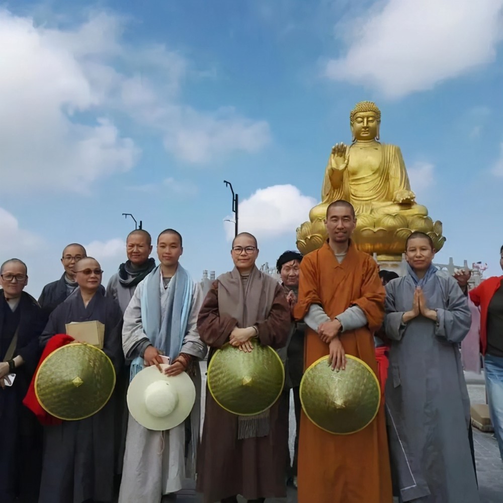 于是在大学毕业后,德明法师追寻心中所想,拜仁泽法师为师,正式剃度