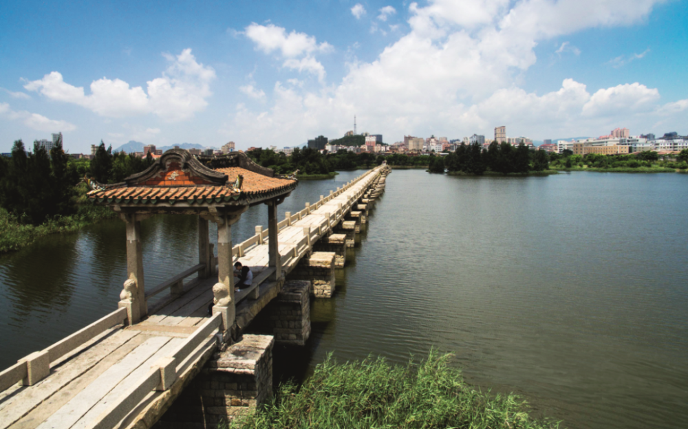 安平桥俗称"五里桥",横卧在福建晋江与南安两市交界处的水面上.
