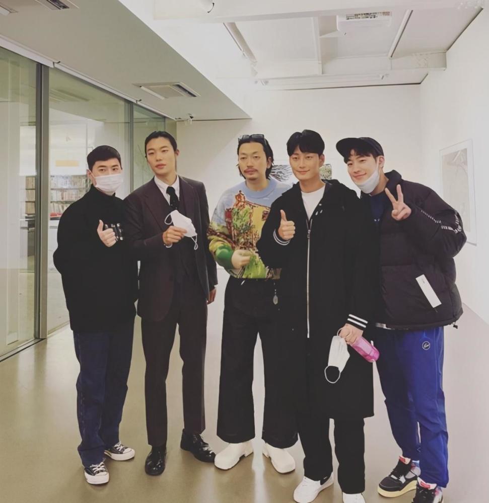 人见人爱的柳俊烈开摄影展啦