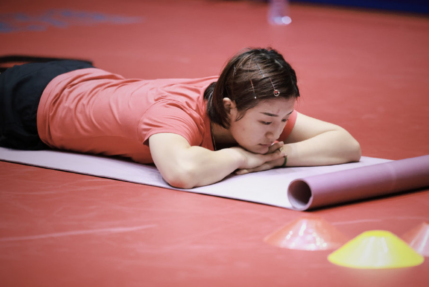 国际乒联总决赛即将开始陈梦赛前进行体能训练放图收好