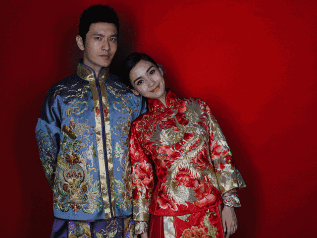 而黄晓明和杨颖的这身喜服,都是采用的大红色为主调, 寓意着喜庆,而且