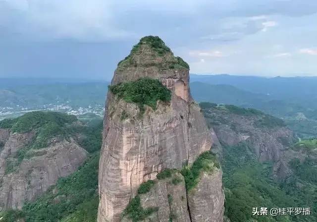 探访广西最美丹霞地貌—麻垌白石山