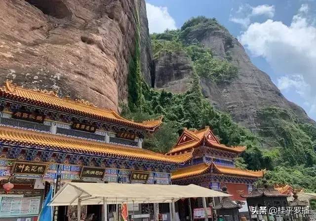 探访广西最美丹霞地貌麻垌白石山