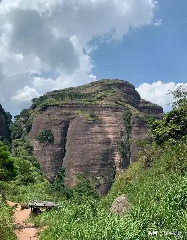 探访广西最美丹霞地貌麻垌白石山