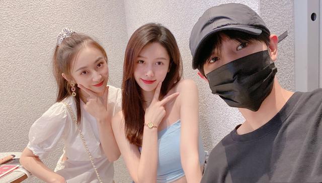 这真的是《浪花一朵朵》中的向阳阳吗?身穿浅蓝色裹胸上衣太美