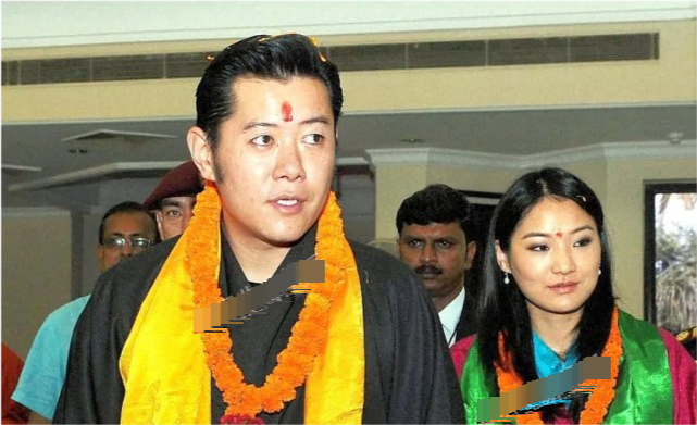 30岁不丹王后想开了陪国王在花园宴客和老公牵手也笑得从容