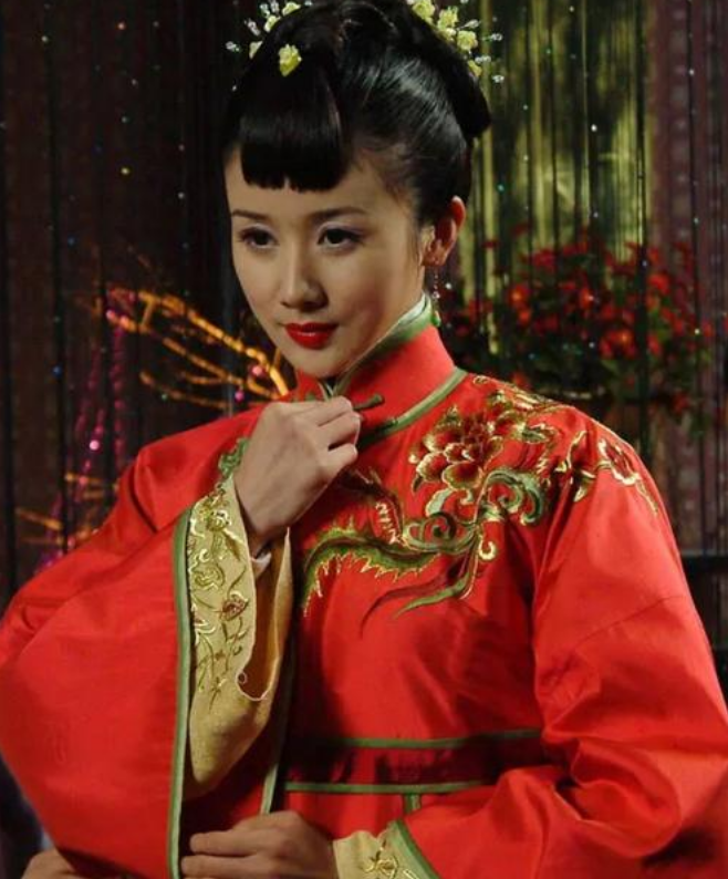 她演《李卫当官》红极一时,因片场被打而淡出娱乐圈,如今成这样_腾讯