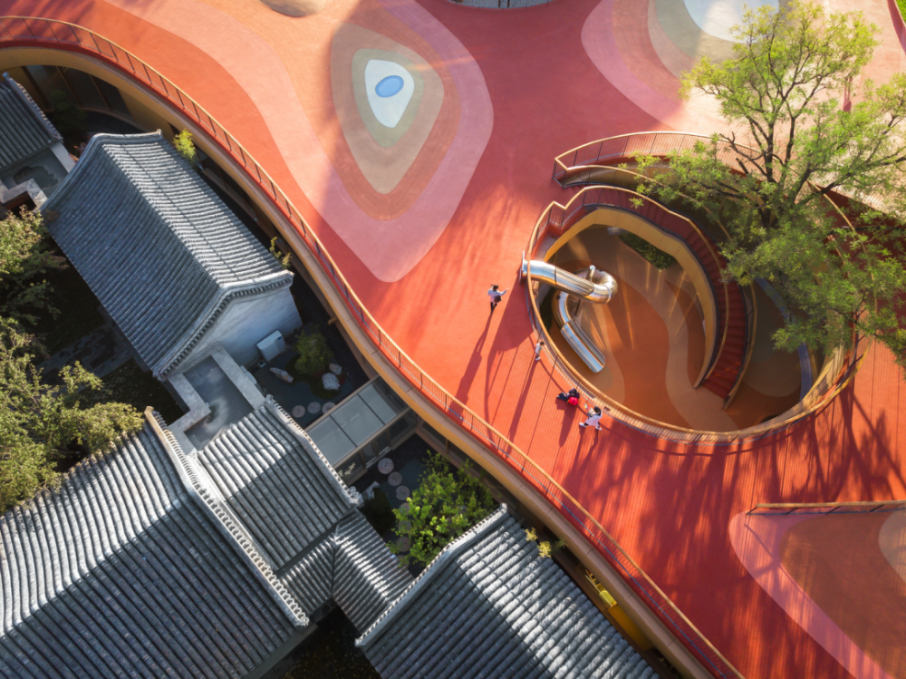 漂在四合院瓦檐上的幼儿园既能上房揭瓦又能走街串巷