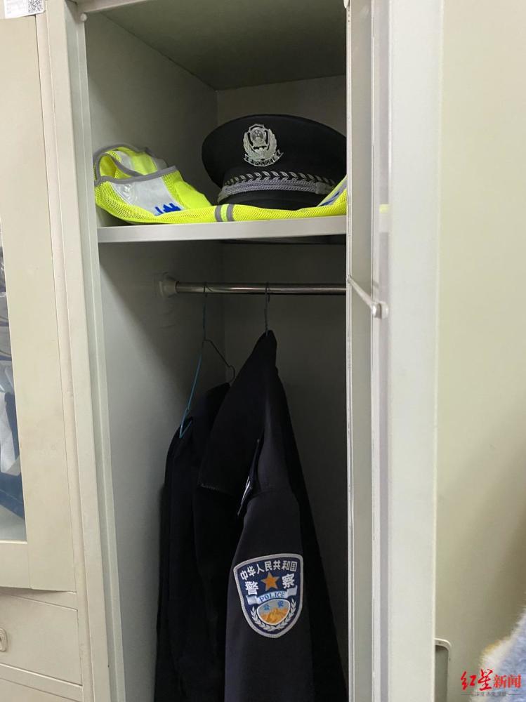 禁毒民警周钱遗物移交家属,家属情绪崩溃痛哭