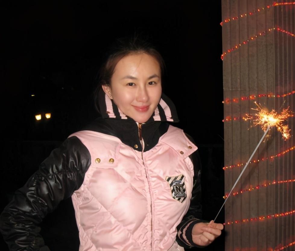 她被王晶捧10年只被观众记住好身材嫁入豪门后今被爆已离婚