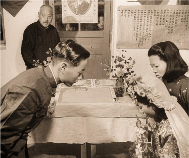1947年一场包办婚姻现场:都没成年,新娘有些娇羞,新郎面无表情!