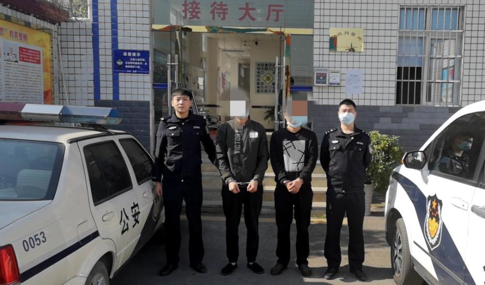 兩男子正在毆打另一名男子,民警當即大聲示警,要求雙方住手,但打人的