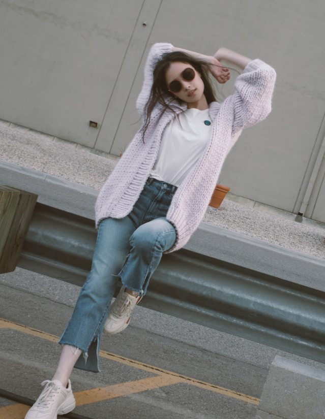 张雨绮吸睛,倪妮文艺,秋冬穿针织开衫的女生温柔到了骨子里