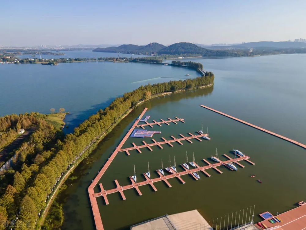 沿江而上,通洞庭巴蜀,经武汉东下可达吴越苏杭,北望汉沔千里沃土,隔江