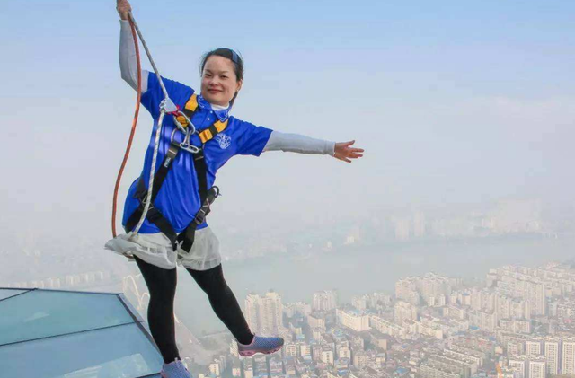 女孩蹦极出现"意外",跳下之后绳子断裂,镜头拍下全过程!_腾讯新闻