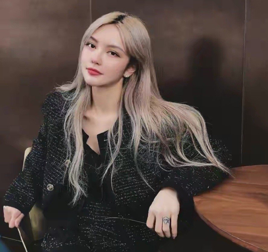 罗志祥前女友周扬青现身综艺发布会现场这是要正式出道了