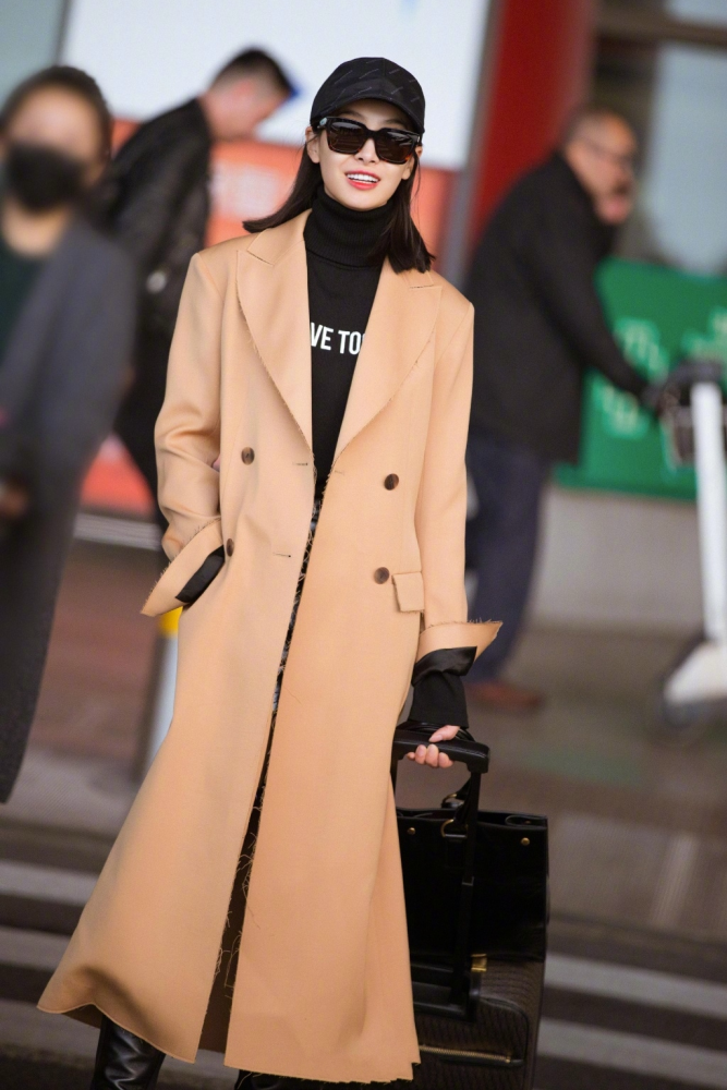 毛晓彤气质开挂穿卡其色大衣搭配黑色墨镜真酷炫时髦大气