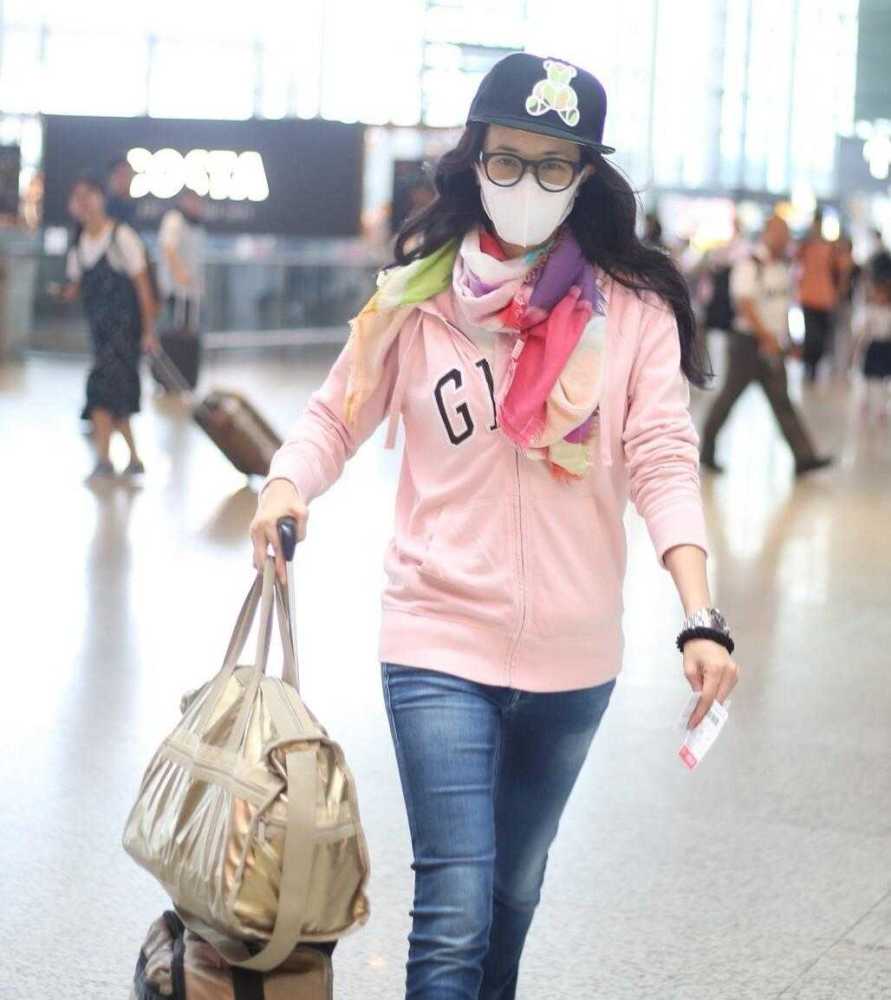 莫文蔚真不愧是冻龄女神粉色外套搭配牛仔裤看着不像50岁