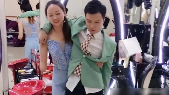 网红"连体夫妻"分手,男子已寻得新欢,女子独自一人带娃回老家