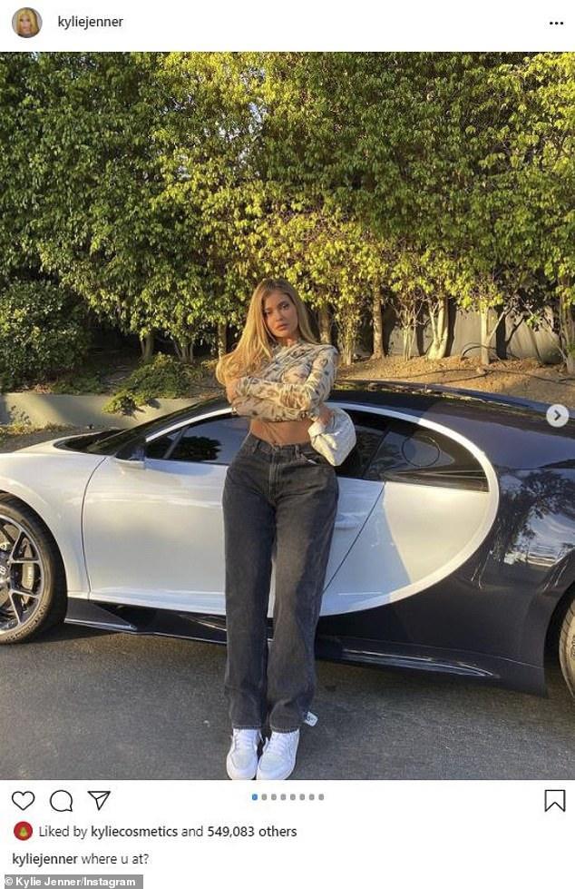 凯莉詹娜晒自拍超短上衣秀腹肌2千万豪车当背景车库一角炫富婆本色