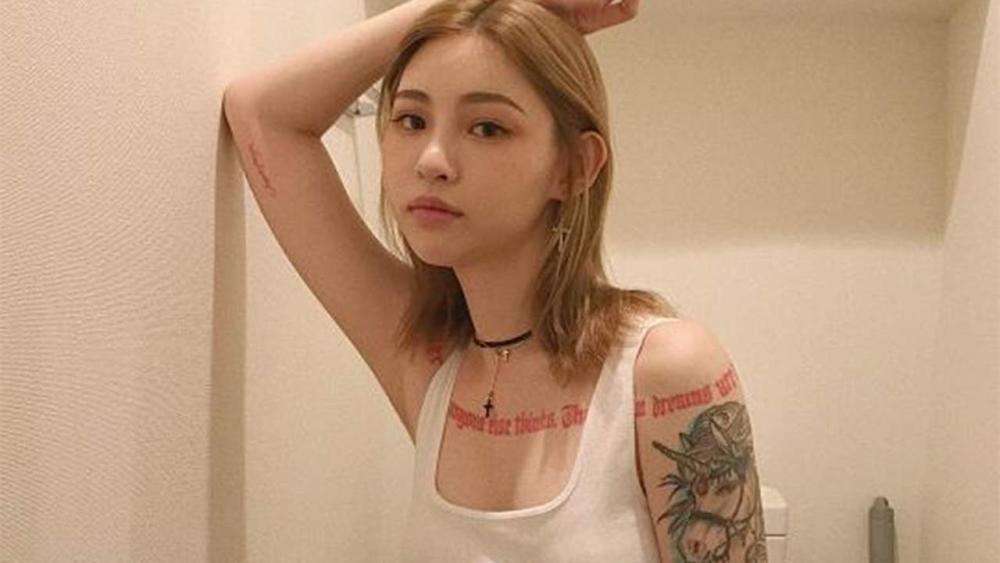 最近痞幼的视频里面出现了另一个和自己打扮相似的女